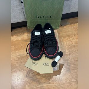 Women’s Gucci Shoe